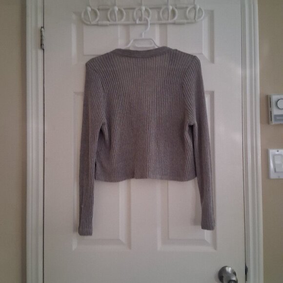 Sadie & Sage Women's Size Medium Gray Light Knit Tie Front Cropped Sweater - Picture 3 of 12